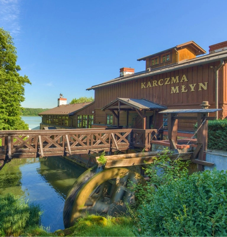 Ресторан Karczma Młyn с работающим водяным колесом