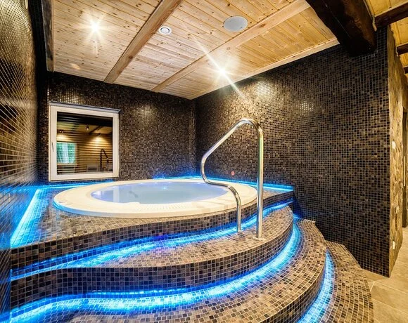 Джакузи в зоне wellness отеля Dworek Wapionka